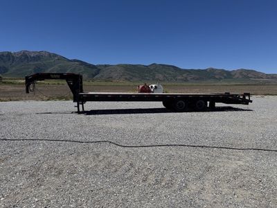 2019 30’ Gooseneck flatbed Dovetail & Ramps