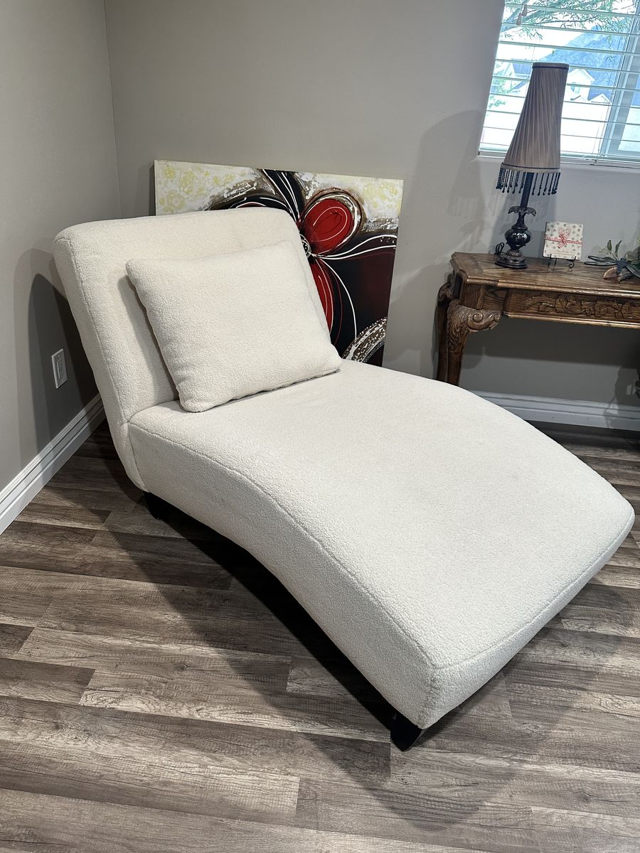 Modern Chaise Lounge Chair with Accent Pillow