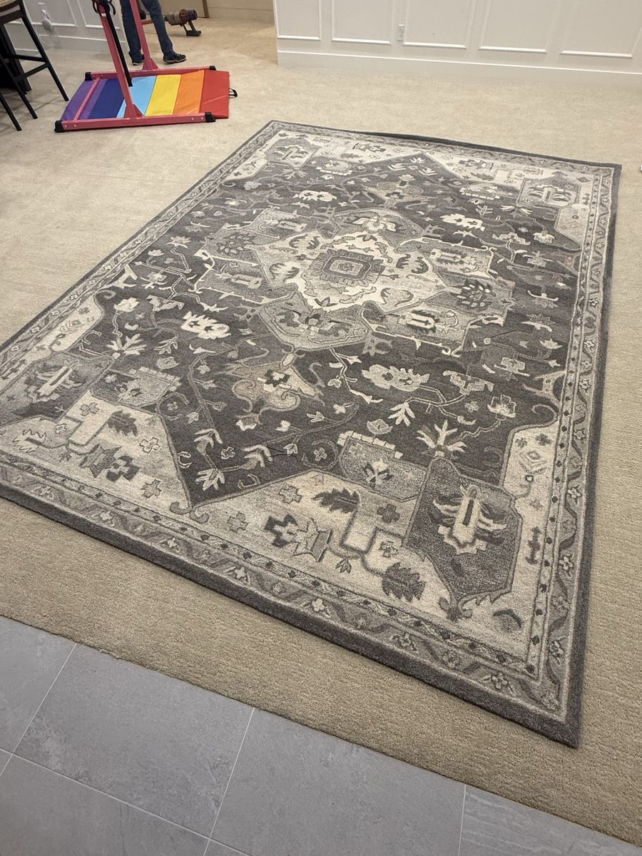 Large Traditional Style Area Rug in Gray and Cream