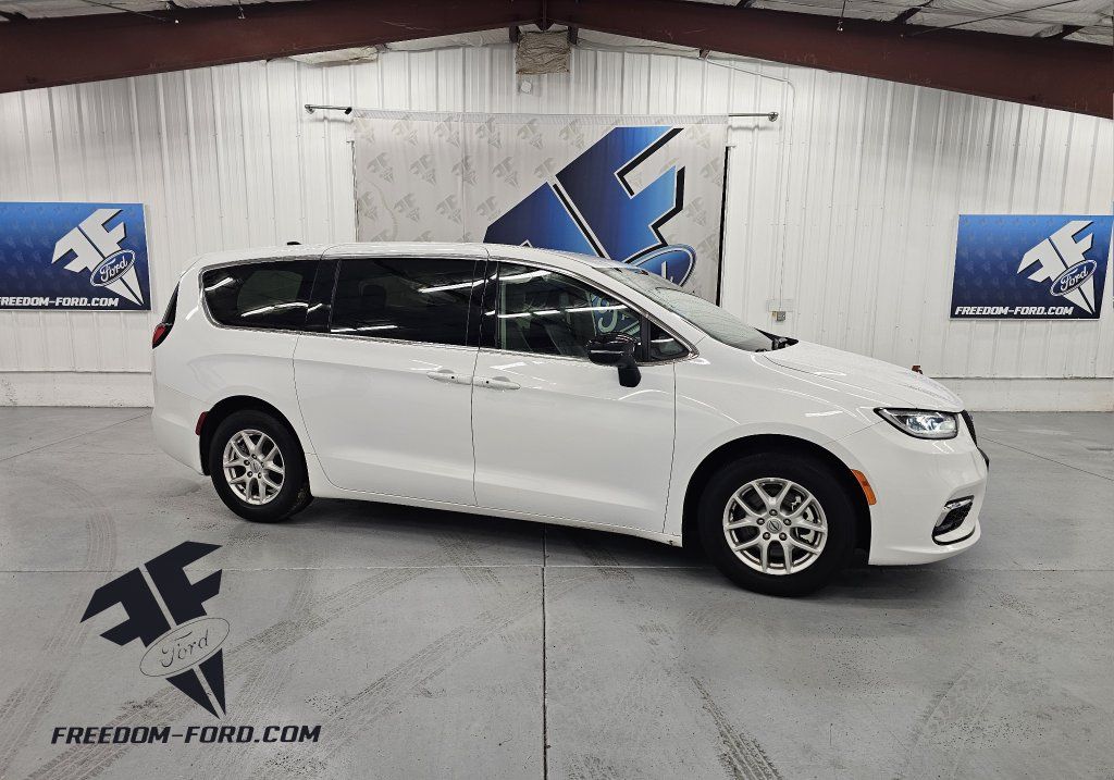2024 Chrysler Pacifica Touring