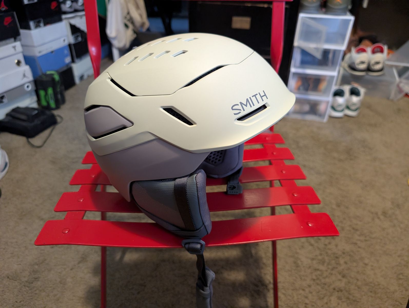 Ski helmet