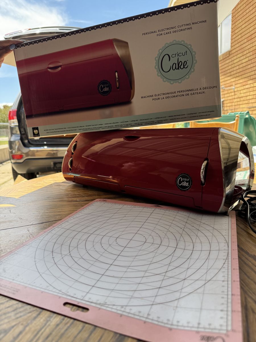 Cricut Cake CCA001 Full Size Electronic Cutting Machine for Cake Decorating