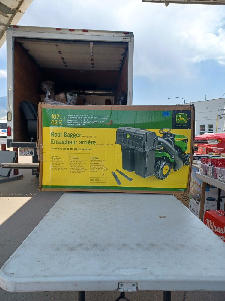 John Deere BUC10284 42-Inch Lawn Tractor Rear Bagger