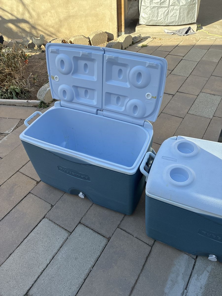Rubbermaid Cooler . Blue & White Ice Chests with Drains & Cupholders