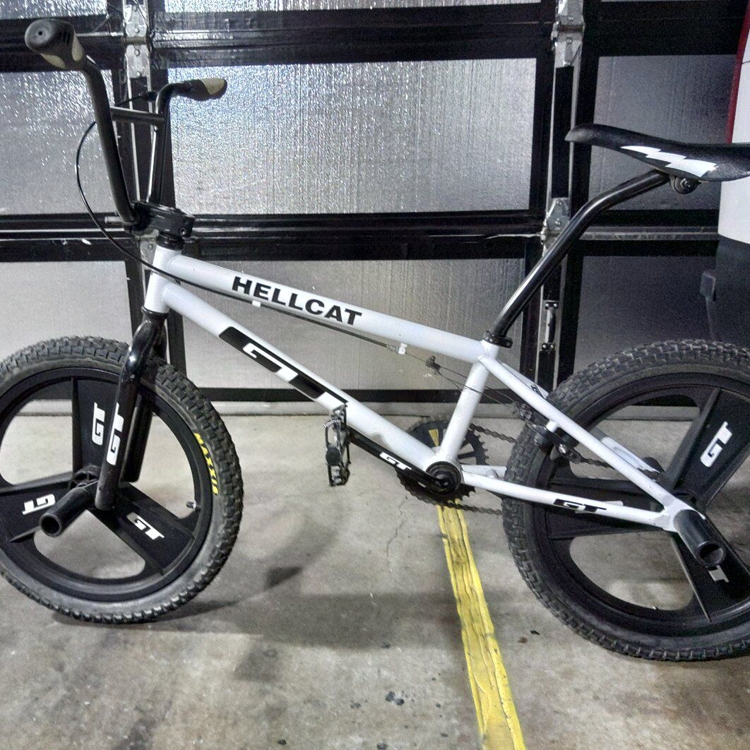 GT BMX Bike 20 Inch GT Mag Rims and Foot Pegs