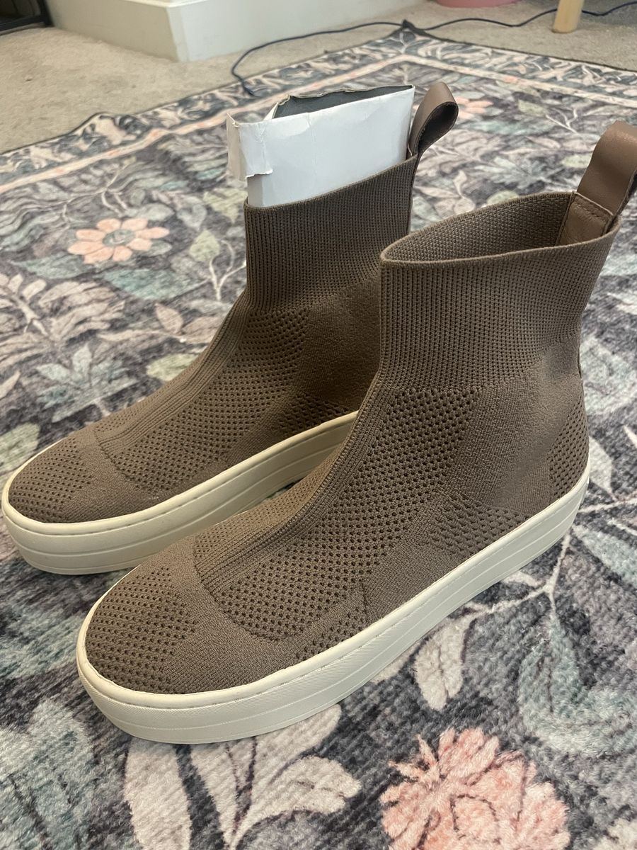 New j slides sneakers size 6