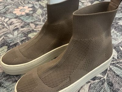 New j slides sneakers size 6