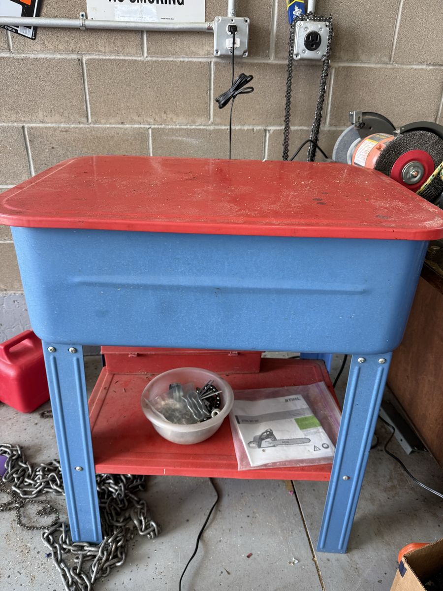 Heavy-Duty Parts Washer - Red/Blue, Durable Construction for Workshop & Garage Use