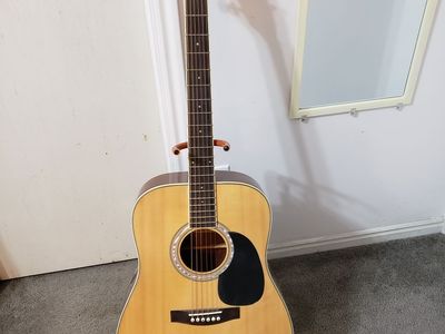 Fullerton acoustic guitar with stand