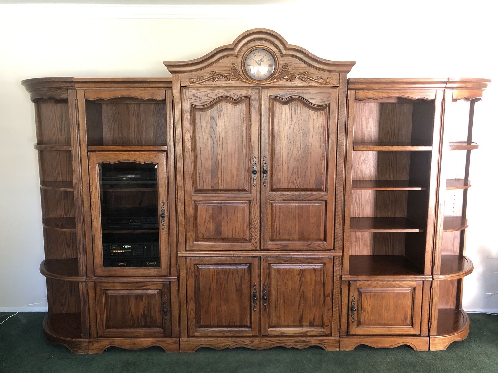 ENTERTAINMENT CENTER/HUTCH