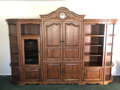 ENTERTAINMENT CENTER/HUTCH