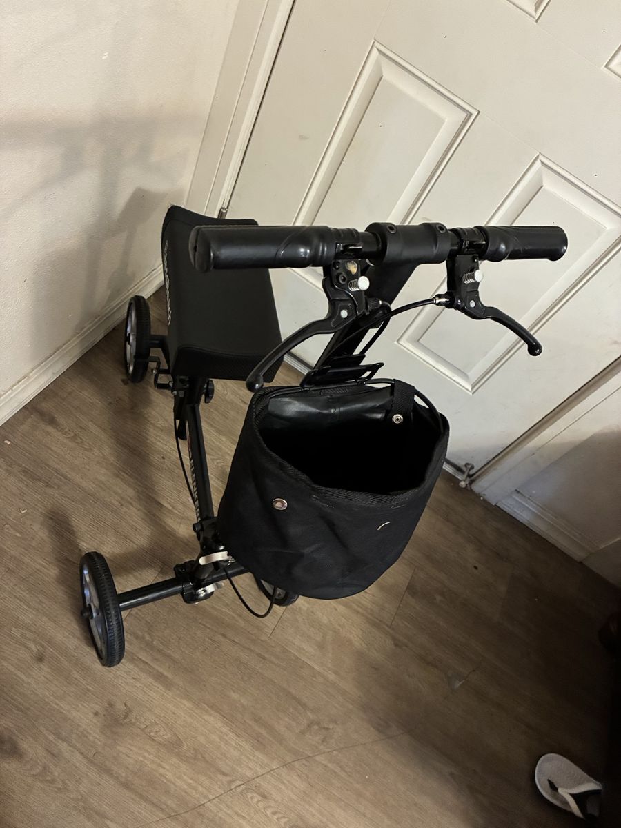 Knee scooter