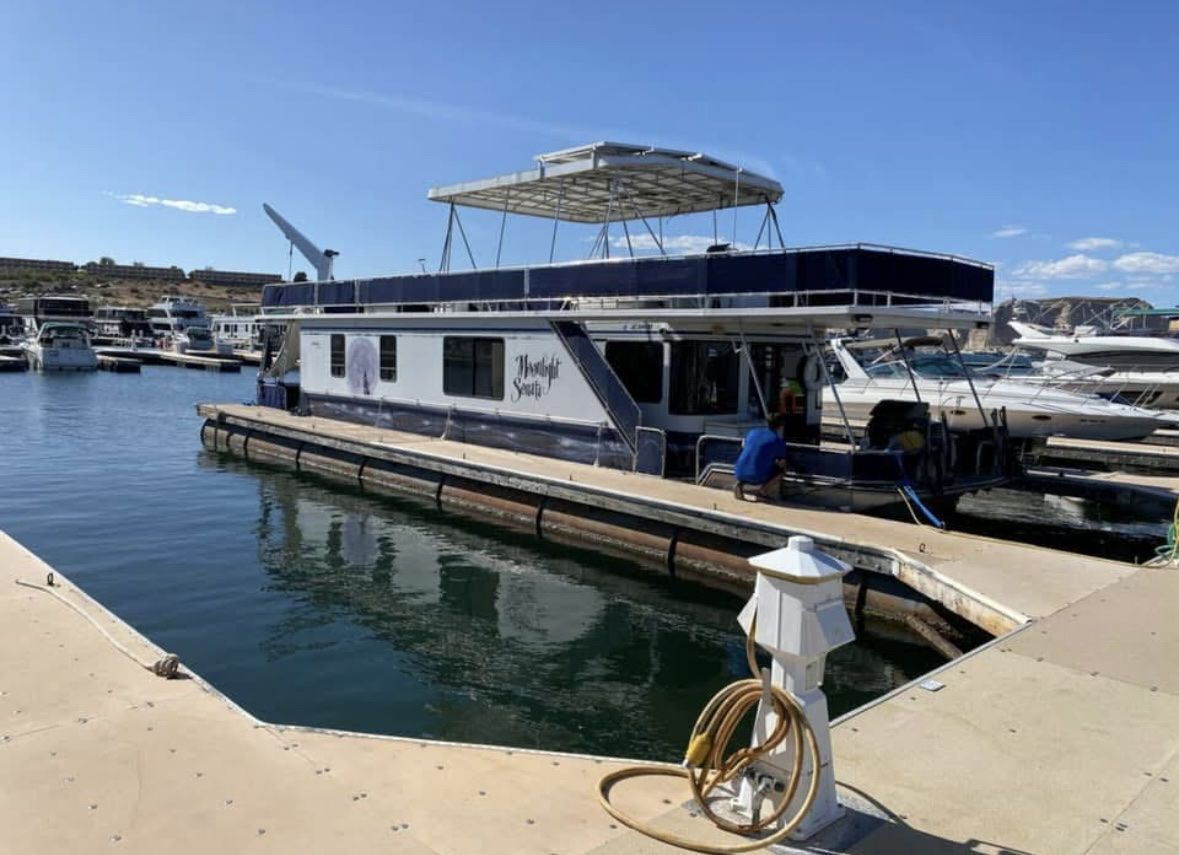 Spacious Houseboat share for Sale - Perfect for Lake Living & Entertaining, Well-Maintained