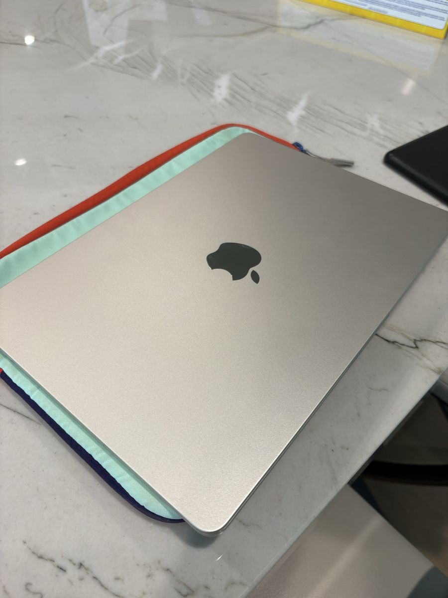 Apple MacBook Air 2023 M2 16GB RAM 512GB SSD 13.6-inch Liquid Retina Display