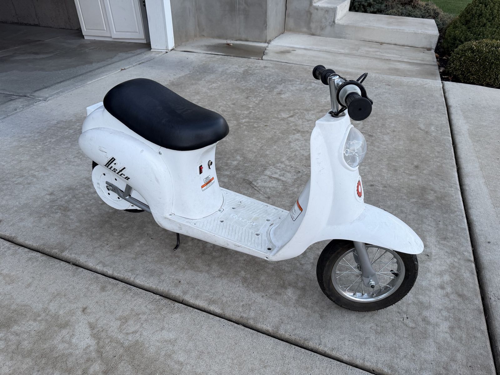 Razor Bistro Electric Scooter – Kids’ Ride-On