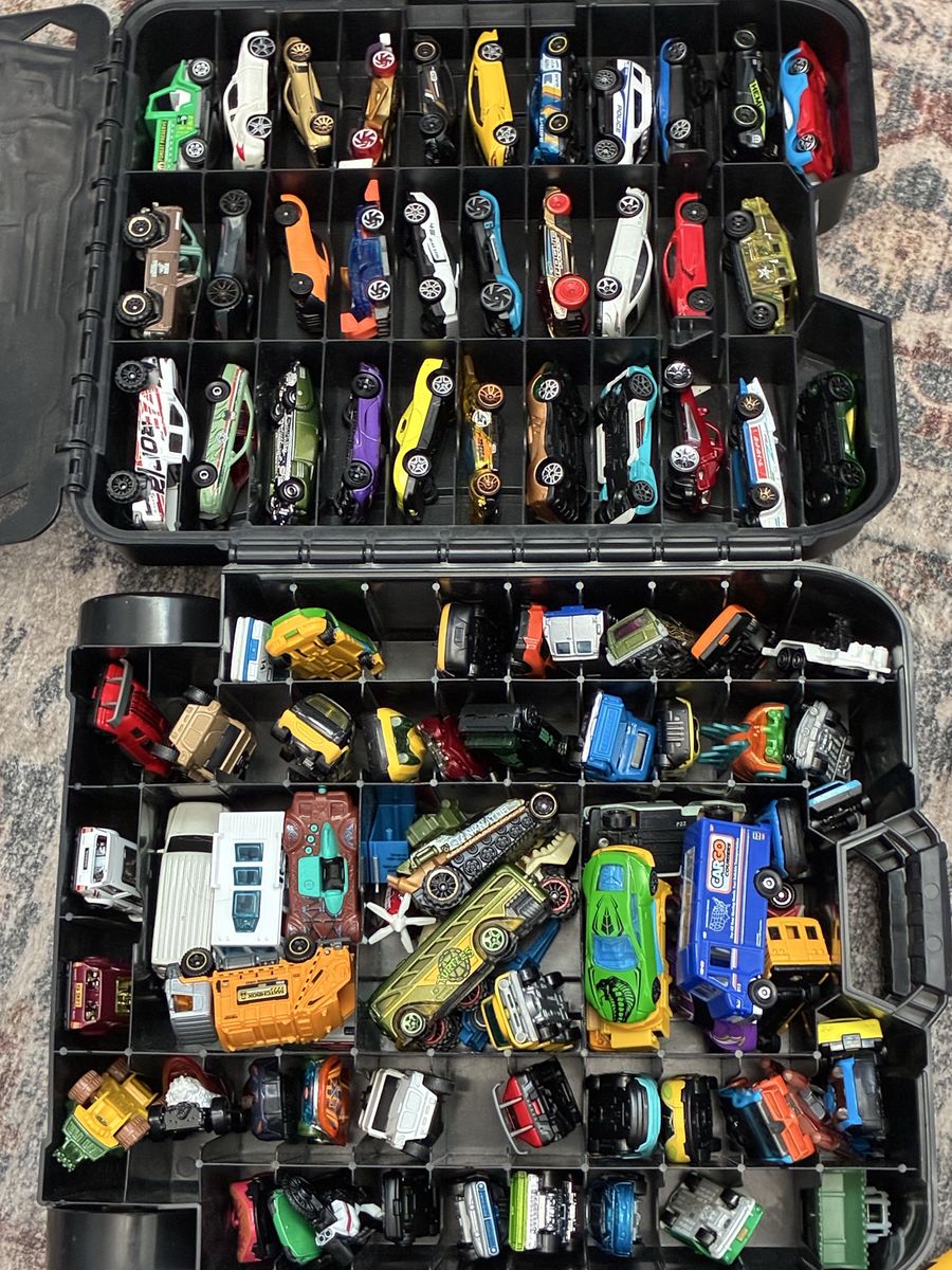 Hot Wheels 110-Car Case with Assorted Die-Cast Vehicles & Car Repair Playsets 121 cars and 126 including play sets and case