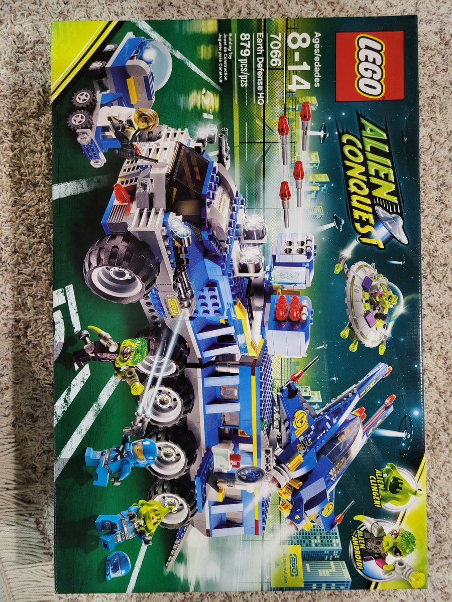 LEGO ALIEN CONQUEST EARTH DEFENSE HQ  2011 ISSUE