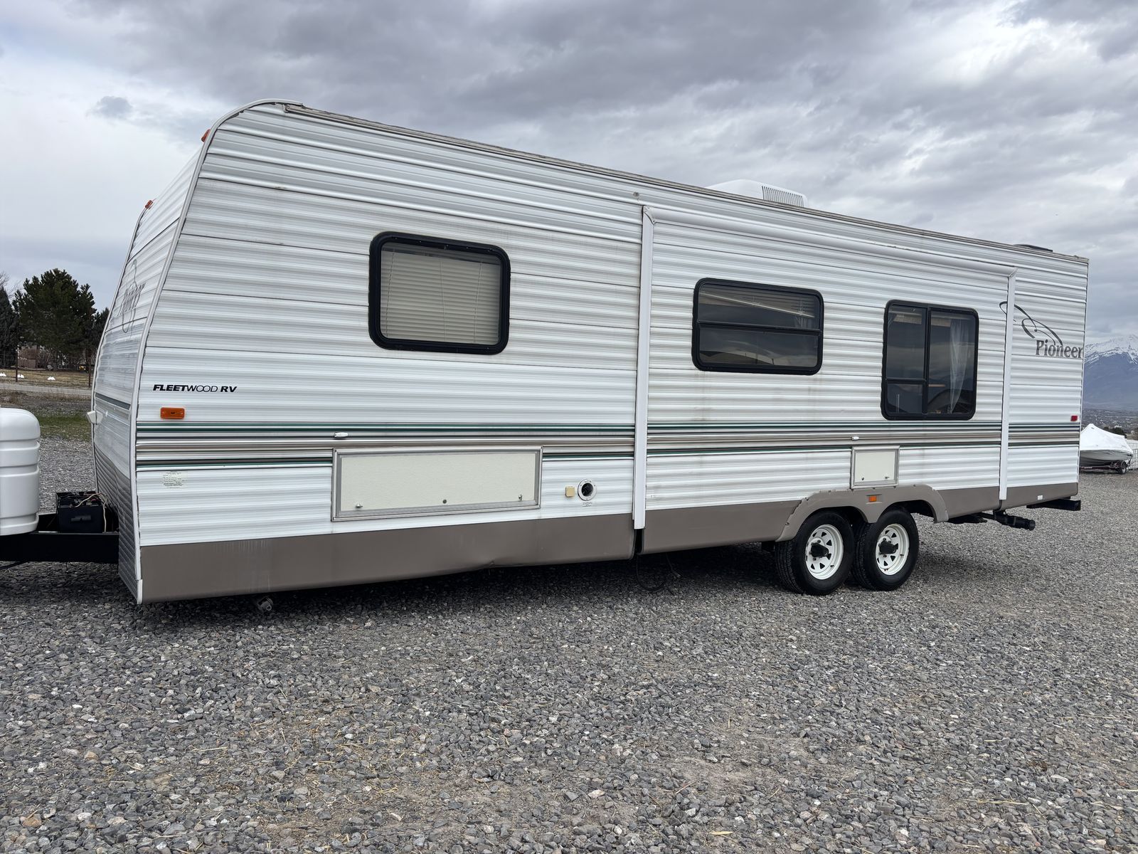 2005 Pioneer Liberty Edition 26FT Whit Slide Out!!
