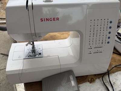 Singer Electronic Sewing Machine with Foot Pedal & Accessories