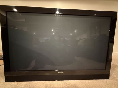 PIONEER 60” PLASMA TV w/HEAVY DUTY MOUNTING BRACKET (screws included) AND REMOTE. PDP-6070PU
