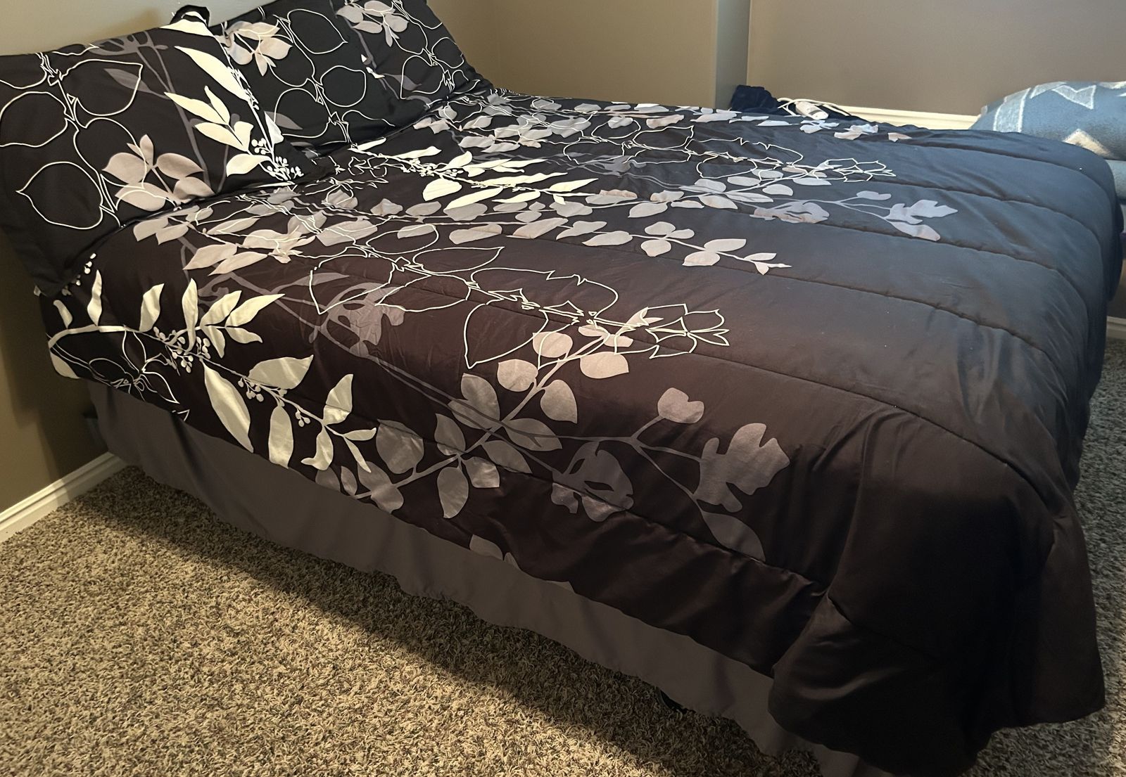 Mainstay Queen Size Comforter with Bed Skirt and 3 Pillow Shams