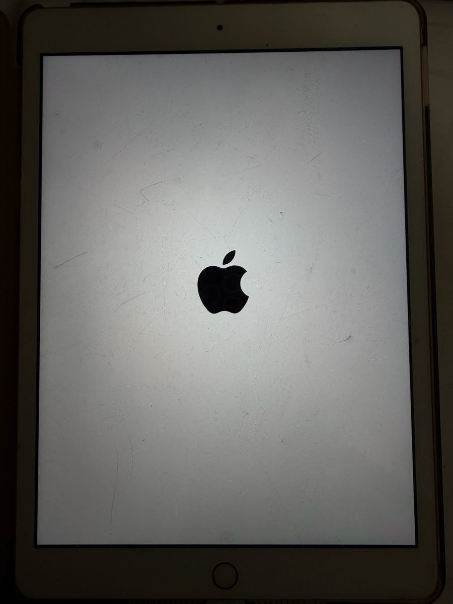 Apple iPad (8th Gen) 32GB Wi-Fi (Rose Gold) - MYLC2LL/A - iOS 16.3.1 - With Case