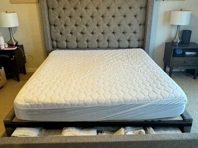 King Size Bed (no mattress)