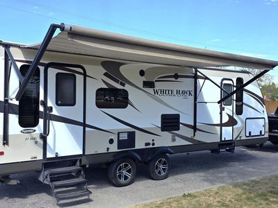 2015 Jayco White Hawk – Sleeps 6, lightweight, large slide, 4-season