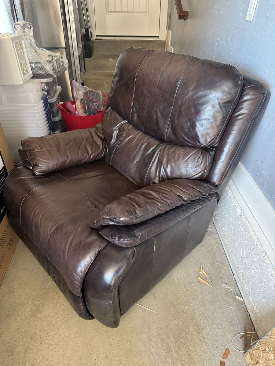 Pair of matching brown recliners