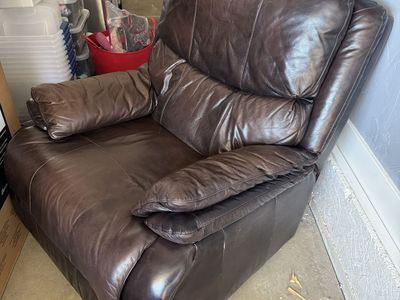 Pair of matching brown recliners