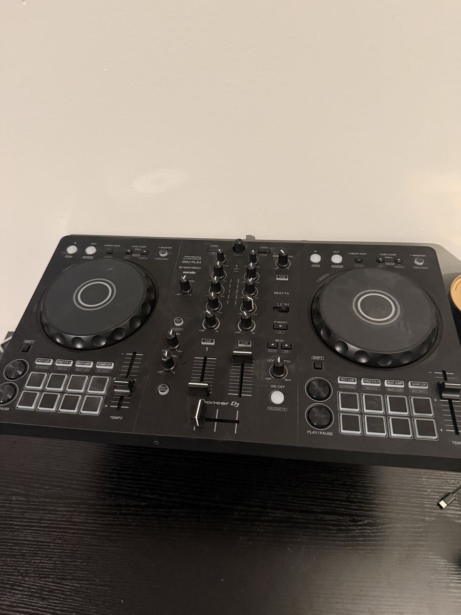 Pioneer DJ DDJ-FLX4 2-Channel DJ Controller for rekordbox & Serato DJ Lite - Black