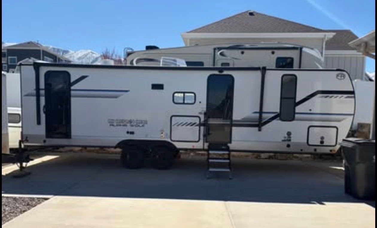 2025 Forest River Cherokee Alpha wolf travel trailer 26DBH-L