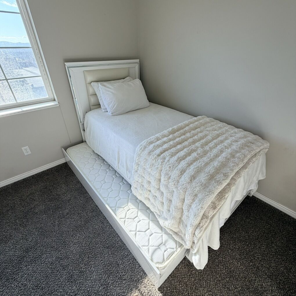 BeautifuL Trundle Bed w Pull Out Bed Under