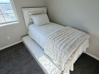 BeautifuL Trundle Bed w Pull Out Bed Under