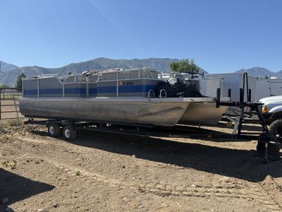 27’ Tritoon 250hp