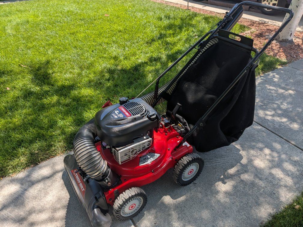 Yard leaf vac chipper shredder vacuum