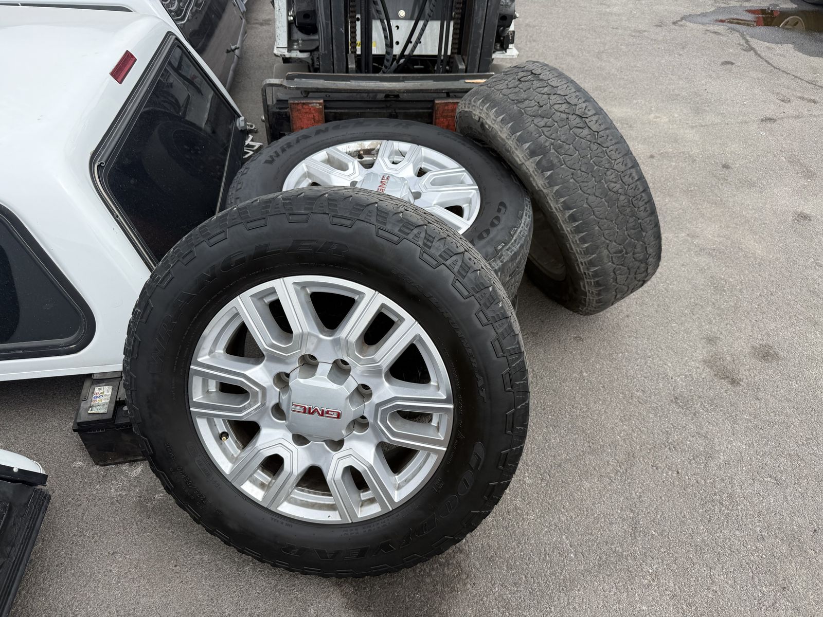 2022 GMC Sierra factory, wheels, and tires LT275/.65R20