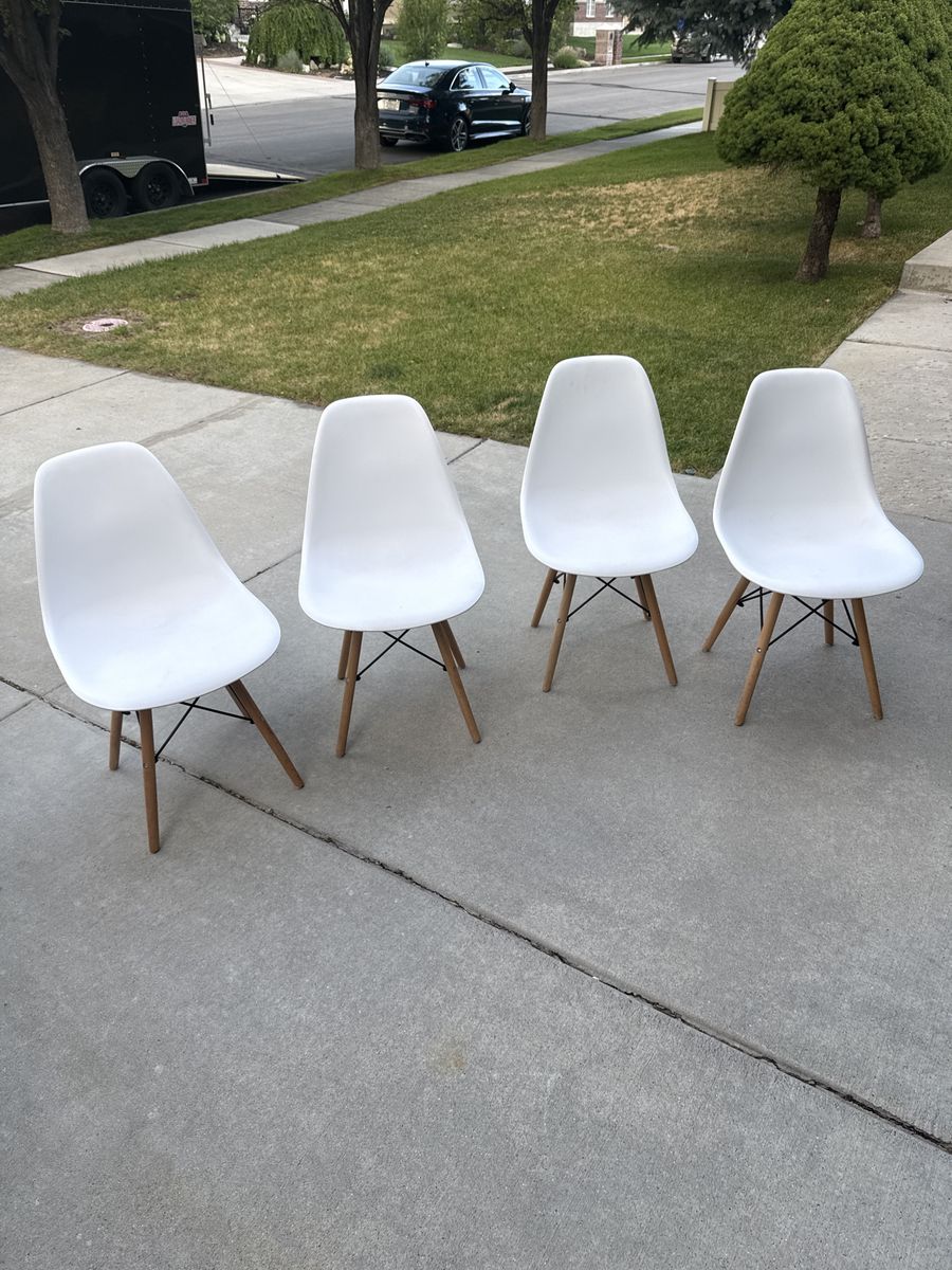 Set of 4 White Mid-Century Modern Dining Chairs with Wooden Legs
