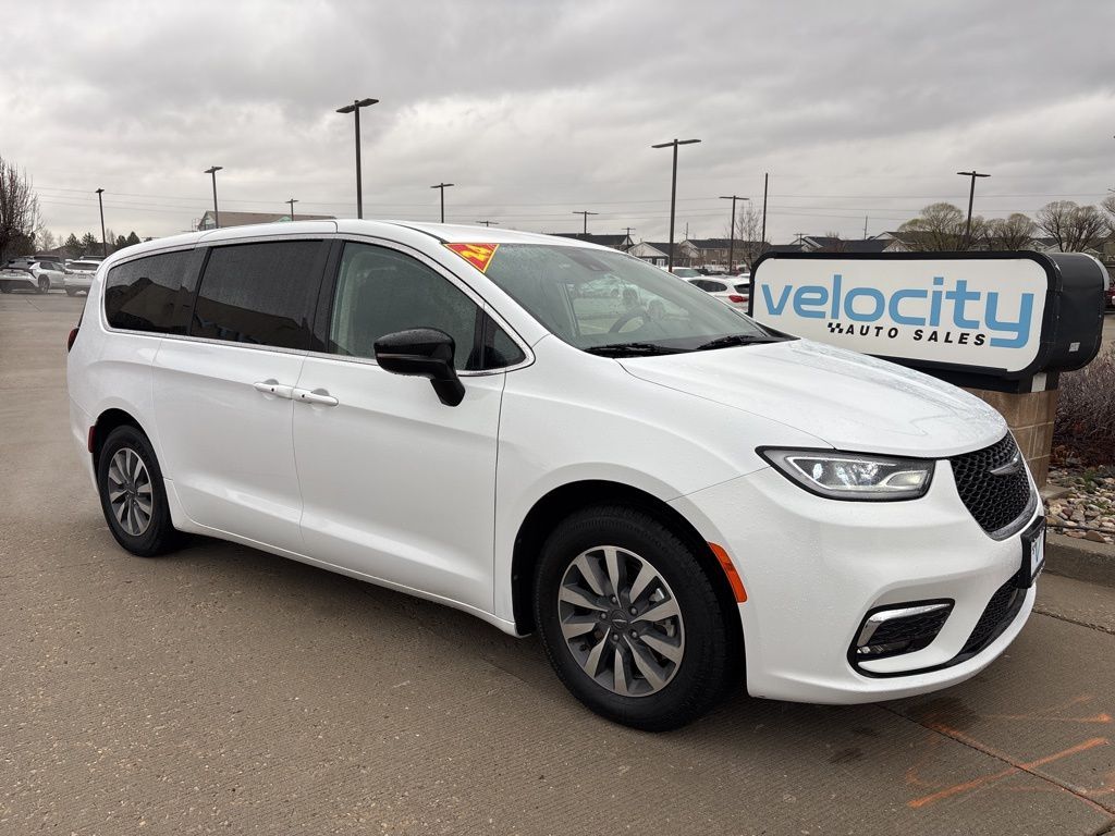 2024 Chrysler Pacifica Plug-In Hybrid Select
