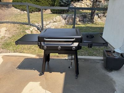 Traeger FLATROCK Flat Top propane grill - msrp $1000