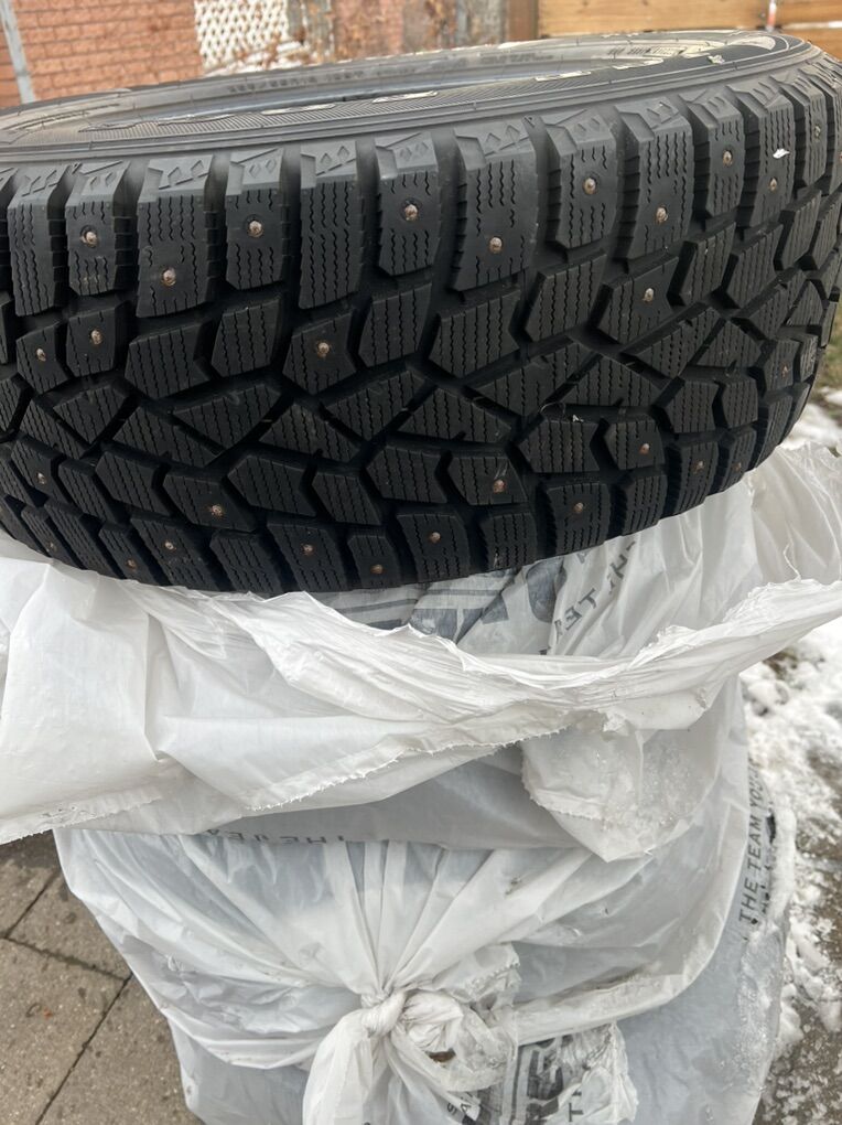 Studded Snow Tires Sumitomo 255/55R18 Low Miles