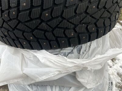 Studded Snow Tires Sumitomo 255/55R18 Low Miles
