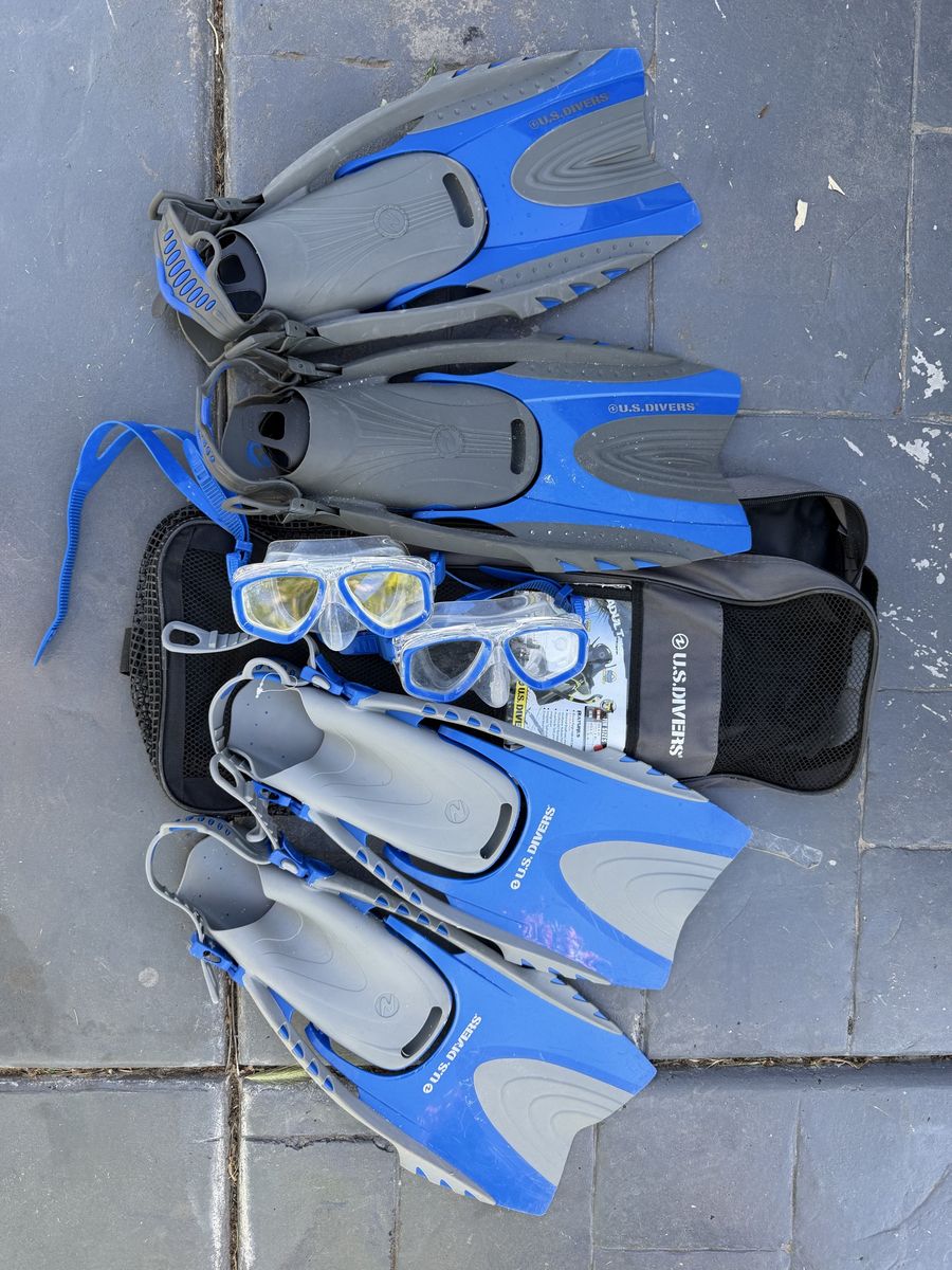 2 sets US Divers S/M Flippers and Mask set