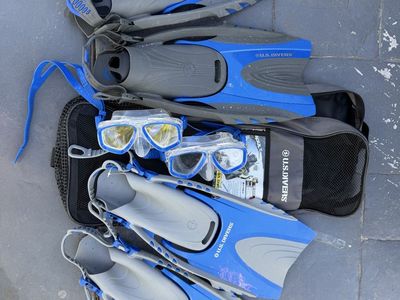 2 sets US Divers S/M Flippers and Mask set