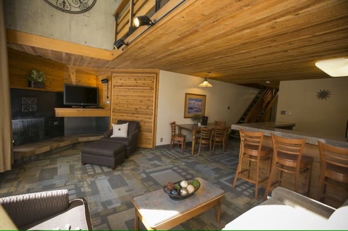 Snowbird Iron Blosam Suite (sleeps 8) 2 full bathrooms April 4-11