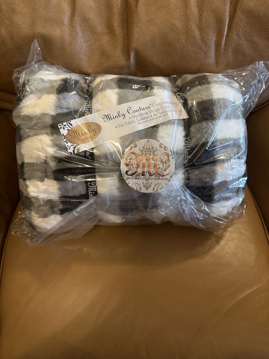 New Minkey Couture Hugs Charcoal Gingham Blanket