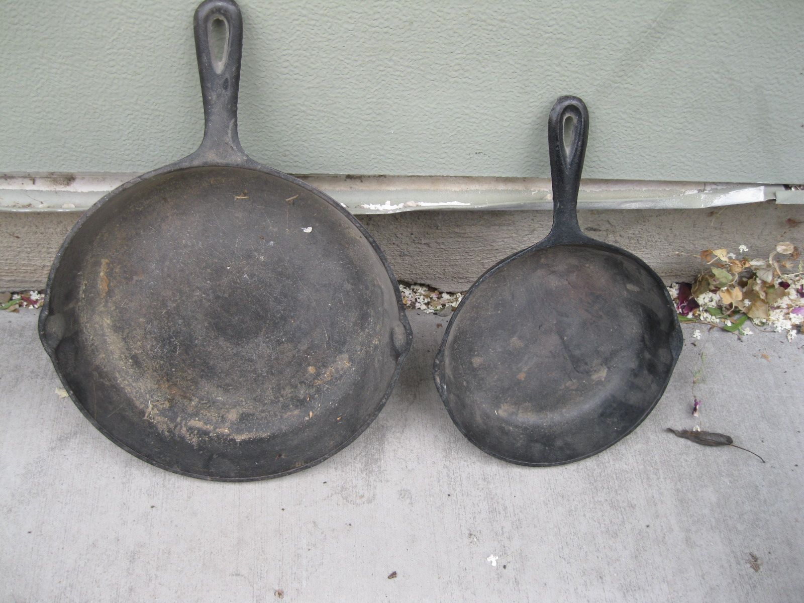 2 Cast Iron Frying Pan Skillets