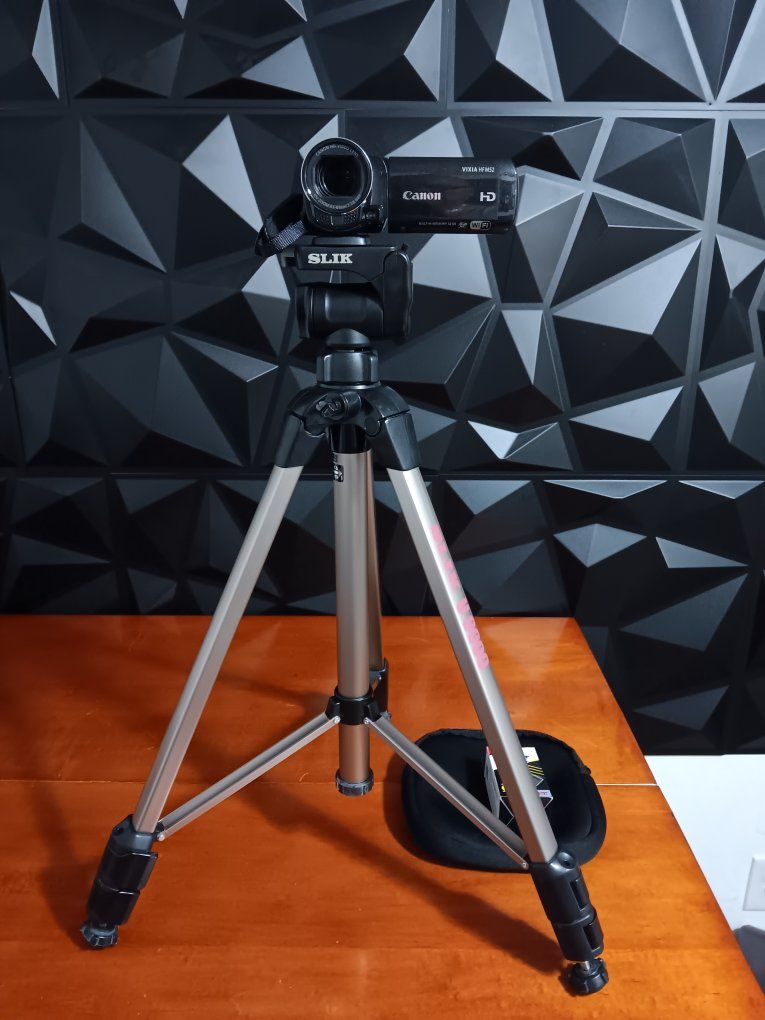 Canon VIXIA HF M52 HD 10x Image Stabilize Camcorder Wi-Fi Enabled 32GB. Battery, Charger. Tested. Excellent Conditions! Tripod i