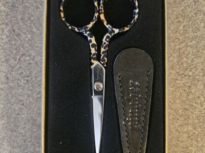 Gingher Designer Series Cheetah Embroidery Scissors – 4" with Leather Sheath – New in Box