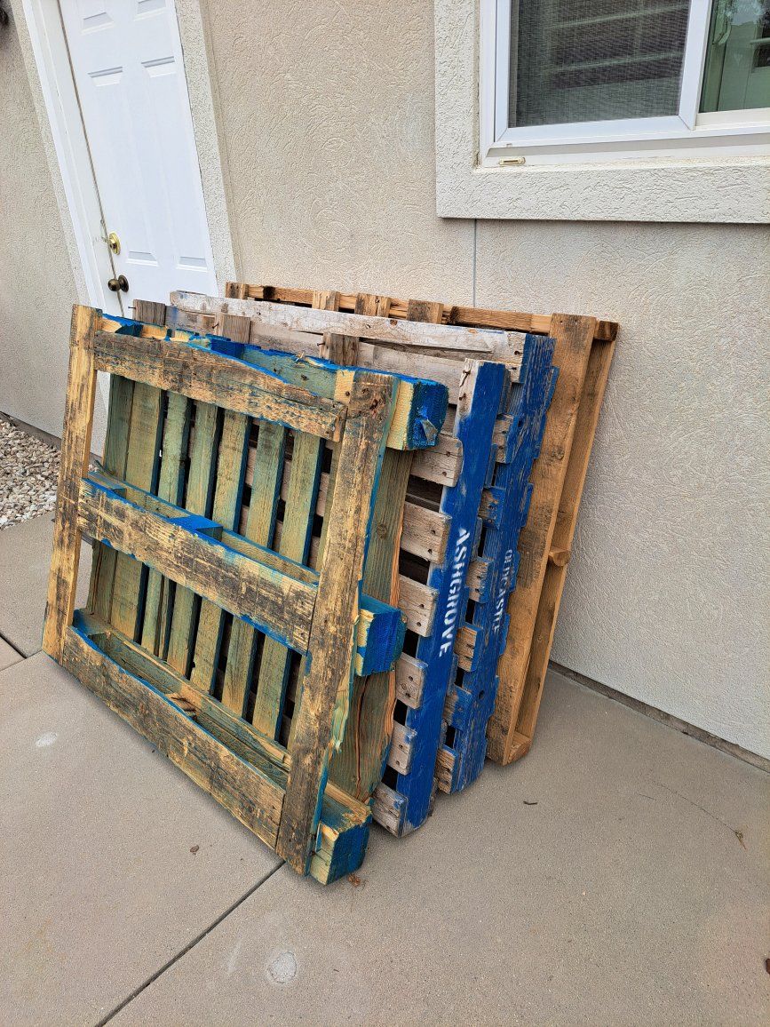 4 FREE pallets